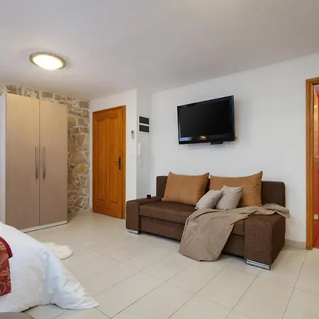 Vauquer Apartment Split